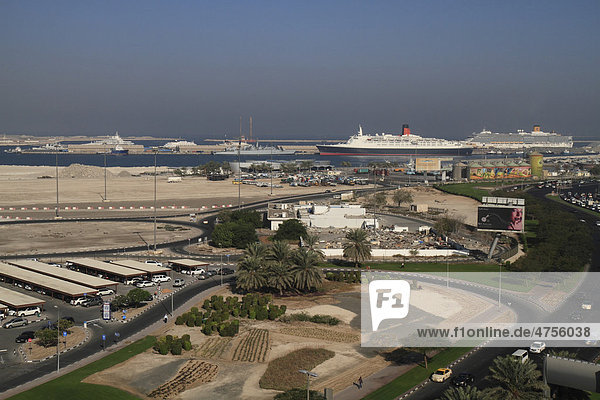 Dubai Maritime City mit Motoryachten Dubai  Dubai Shadow und ehemaliges Kreuzfahrtschiff Queen Elizabeth 2  Dubai  Vereinigte Arabische Emirate  Naher Osten