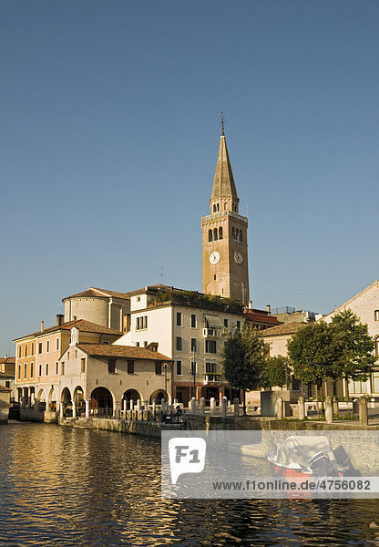 Altstadt mit schiefem Turm des Doms  Campanile pendente und Fluss Lemene  Portogruaro  Veneto  Italien  Europa