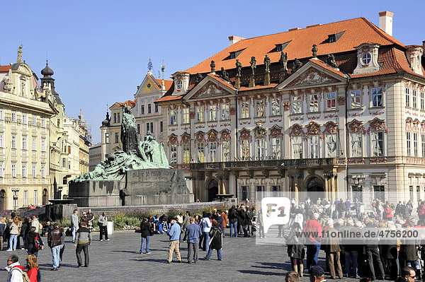 Jan Hus Memorial  rococo style Goltz-Kinsky Palace  Old Town Square  historic district  Prague  Bohemia  Czech Republic  Europe