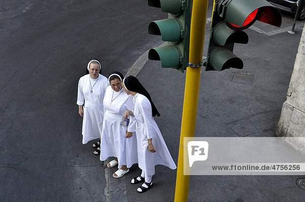 Drei Nonnen in der Innenstadt von Rom  Latium  Italien  Europa