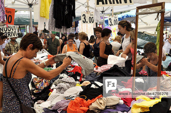 Marktstand mit Wäsche und Bekleidungsartikeln auf Wochenmarkt  Rom  Latium  Italien  Europa