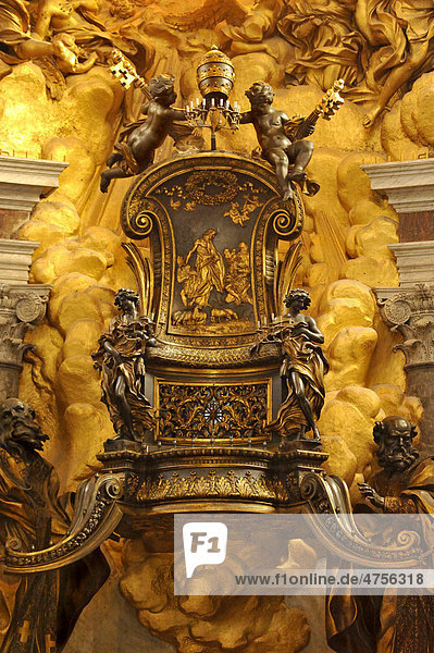 Kathedra Petri mit Lehrstuhl des Simon Petrus von Bernini in der Apsis der Basilika St. Peter oder Petersdom  Vatikan  Rom  Latium  Italien  Europa