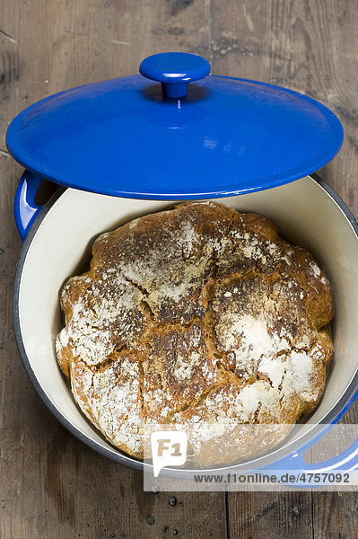 Brot mit Sauerteig im Topf gebacken  das nicht geknetet werden muss  No-Knead-Bread - Rezeptdatei vorhanden
