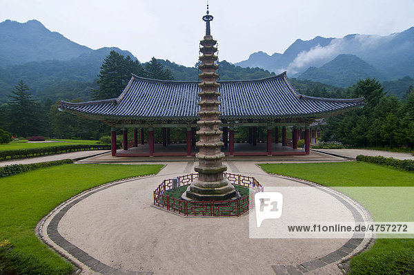 Buddhistischer Pohyon-Tempel am Berg Myohyang-san  Nordkorea  Asien