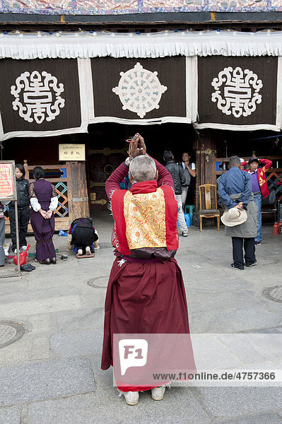Tibetischer Buddhismus  betender Mönch vor dem Jokhang Tempel  Barkhor Platz  Lhasa  Himalaja  Tibet  China  Asien