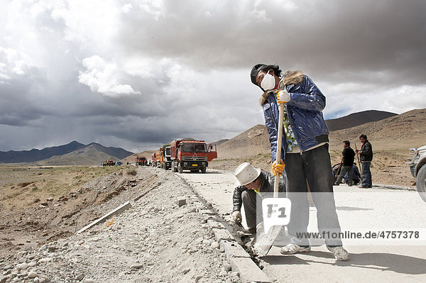 Straßenbau  tibetische Bauarbeiter arbeiten mit Spaten an Straße G 219  Transhimalaja  Himalaja  Zentraltibet  Ü-Tsang  Autonomes Gebiet Tibet  Volksrepublik China  Asien