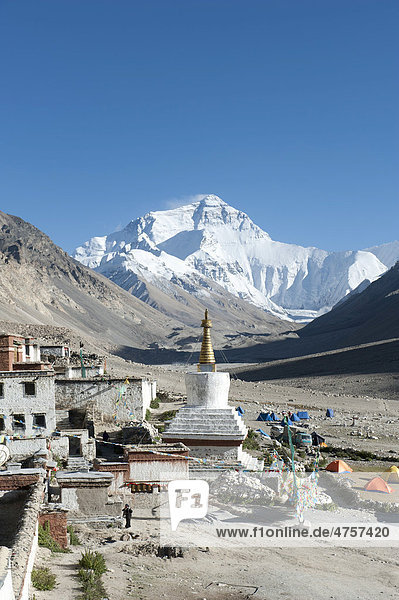 Tibetischer Buddhismus  Rongbuk Kloster  weißer Stupa  Gipfel des Mount Everest  Base Camp Nordseite  Himalaja  Zentraltibet  Ü-Tsang  Autonomes Gebiet Tibet  Volksrepublik China  Asien