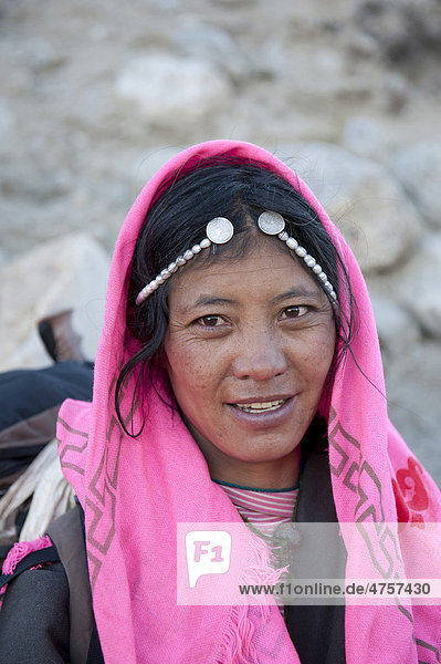 Tibetischer Buddhismus  Pilgerin  rosafarbenes Kopftuch  Portrait  Pilgerweg um den heiligen Berg Kailash  Gang Rinpoche  Kora  Himalaja  Ngari  Westtibet  Autonomes Gebiet Tibet  Volksrepublik China  Asien
