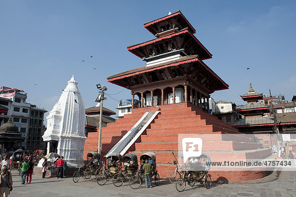 Hinduism  three-story Nepalese pagoda  architecture of the Newar  Shiva Temple Maju Deval  white shikhara  Durbar Square  waiting rickshaws  Kathmandu  Kathmandu Valley  Nepal  Asia