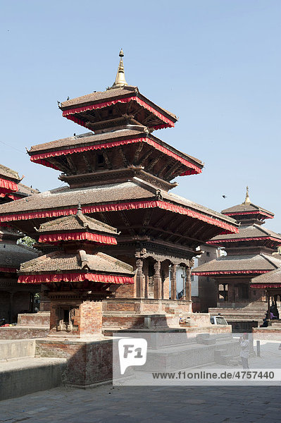 Hinduismus  dreistöckiger Hindutempel  nepalische Pagode  Platz vor dem Hanuman Dhoka Königspalast  auf dem Königsplatz Durbar Square  Kathmandu  Kathmandutal  Himalaja  Nepal  Asien