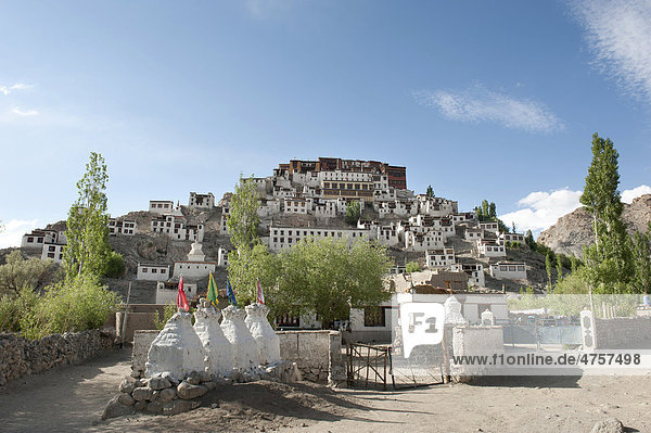 Tibetischer Buddhismus  Klosteranlage auf einem Hügel  Kloster Thiksey bei Leh  Distrikt Ladakh  Bundesstaat Jammu und Kaschmir  Indien  Südasien  Asien