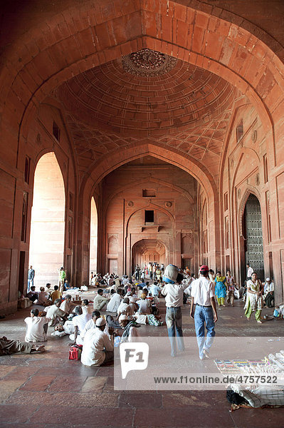 Mogul-Architektur  Moschee  hoher Raum  Halle  Gläubige  viele Menschen sitzen am Boden im Siegestor Buland Darwaza  Jama Masjid  Fatehpur Sikri  Bundesstaat Uttar Pradesh  Indien  Südasien  Asien