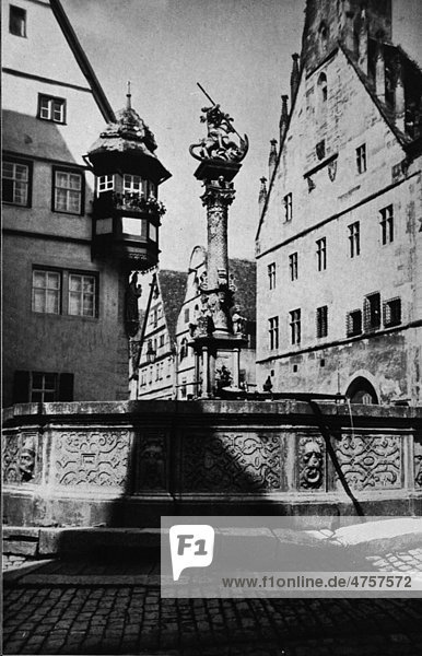 St. Georgsbrunnen und ehemaliges Jagstheimersches Haus  Rothenburg  Bayern  Deutschland  Europa  historische Aufnahme von ca. 1900