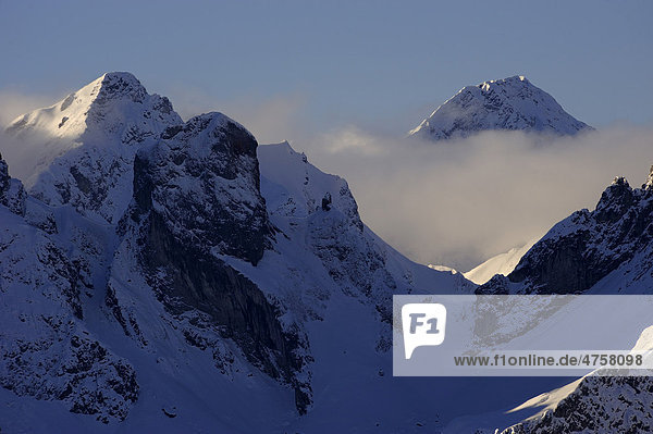 Winterliche Berggipfel mit Nebelschwaden  Kleinwalsertal  Vorarlberg  Österreich  Europa