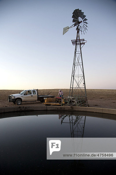 Eine Windmühle pumpt Wasser für das Vieh  Bohart Ranch  Yoder  Colorado  USA