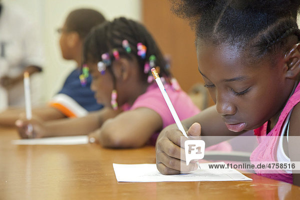 Kinder beim Schreiben im Summer Literacy Camp  einem Ferien-Lesekurs  der vom amerikanischen Lehrerverband in Detroit organisiert wird  Michigan  USA