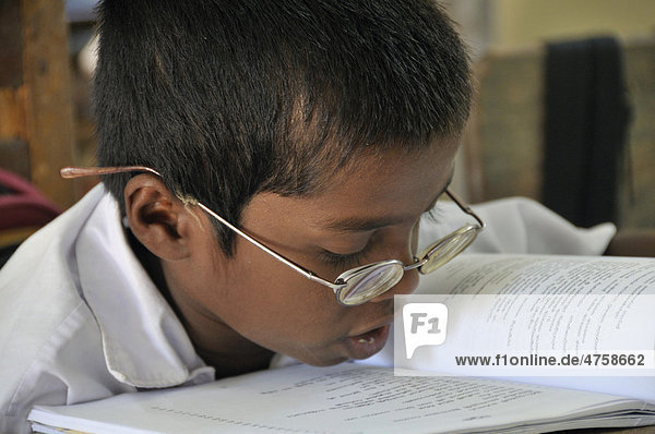 Stark sehbehinderter Junge  Blindenschule  Tangalle  Sri Lanka  Ceylon  Südasien  Asien