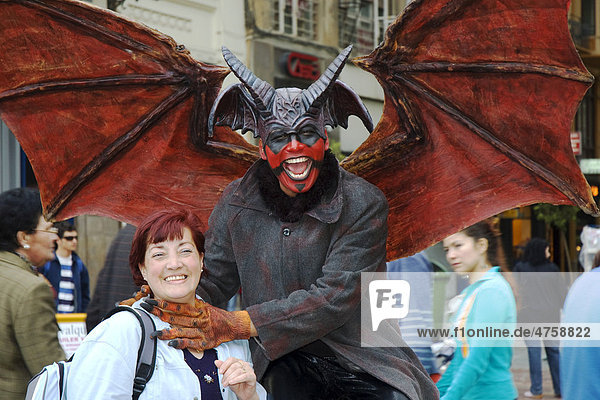 Luzifer als Drachenflieger würgt lachende Frau  karnevalistische Vulgärfigur  zeitsatirische Skulptur zur Fiesta  Fest der Fallas zum Frühlingsanfang in Valencia  Spanien  Europa