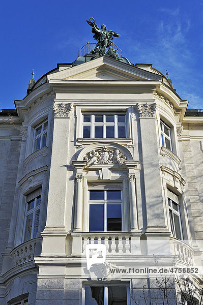 Klassizistische Fassade mit Jugendstil-und Barockelementen in der Schackstraße  München  Bayern  Deutschland  Europa