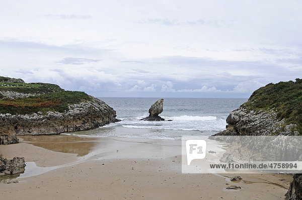 Playa de Buelna  Strand  Llanes  Asturias  Asturien  Spanien  Europa