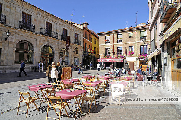 Straßencafe  Plaza de San Martin  Leon  Provinz Kastilien Leon  Spanien  Europa