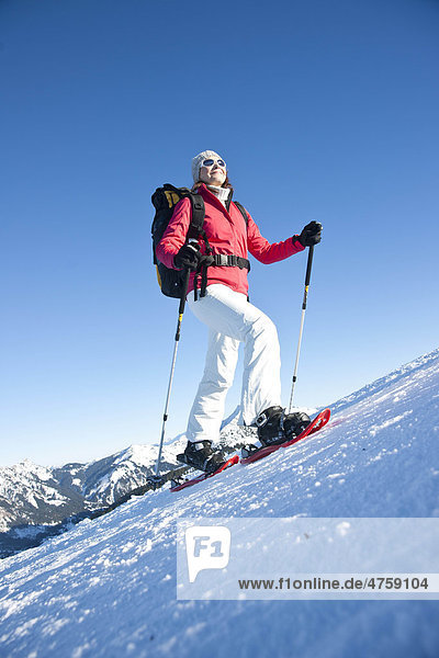 Frau macht eine Schneewanderung  Tannheimer Tal  Tirol  Österreich