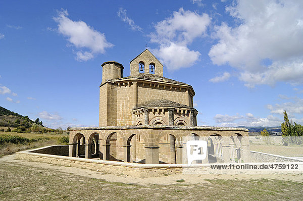 Santa Maria de Eunate  romanische Kirche  Jakobsweg  Pilgerweg  Pilgerstation  Muruzabel  Pamplona  Navarra  Spanien  Europa