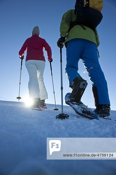 Paar macht eine Schneewanderung  Tannheimer Tal  Tirol  Österreich