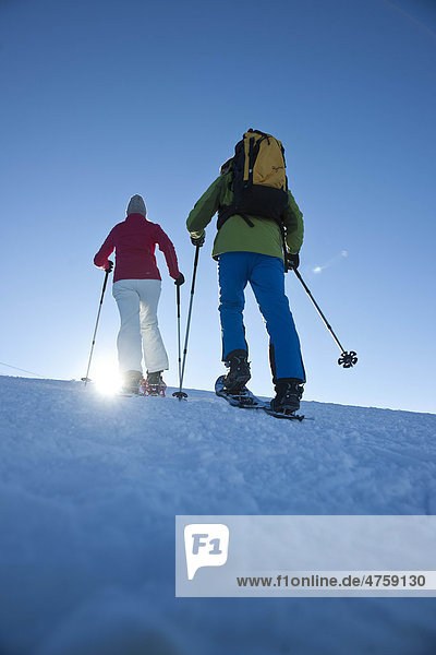 Paar macht eine Schneewanderung  Tannheimer Tal  Tirol  Österreich