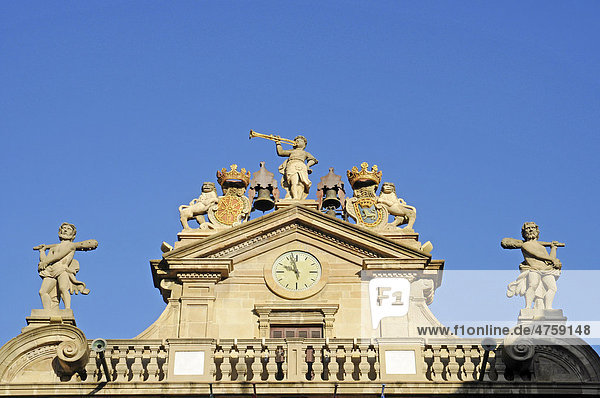 Figuren  historisches Gebäude  Fassade  Pamplona  Navarra  Spanien  Europa