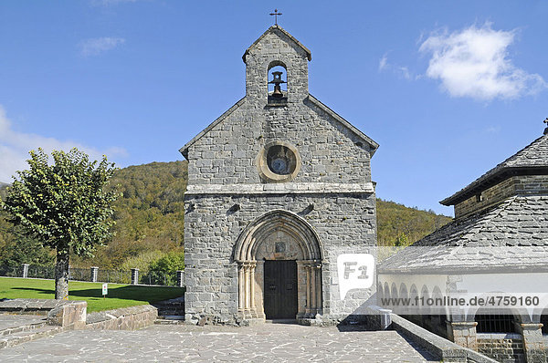 Real Colegiata de Roncesvalles Kirche  Jakobsweg  Pilgerstation  Roncesvalles  Orreaga  Pyrenäen  Navarra  Spanien  Europa