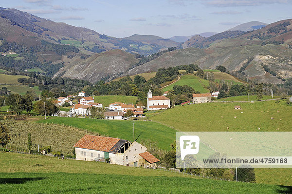 Dorf  Berglandschaft  Pyrenäen  Navarra  Spanien  Europa