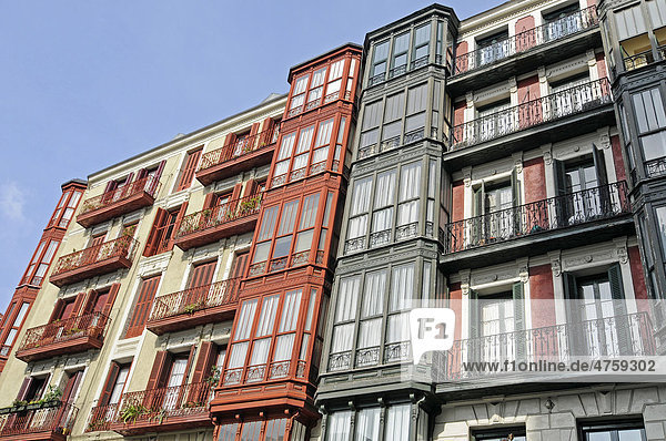 Hausfassaden  Plaza Done Bikendi  Bilbao  Provinz Bizkaia  Pais Vasco  Baskenland  Spanien  Europa