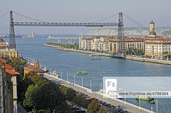 Begleitboot  Puente de Vizcaya  Schwebefähre  Brücke  Unesco Weltkulturerbe  Fluss Nervion  Portugalete  Bilbao  Provinz Bizkaia  Pais Vasco  Baskenland  Spanien  Europa