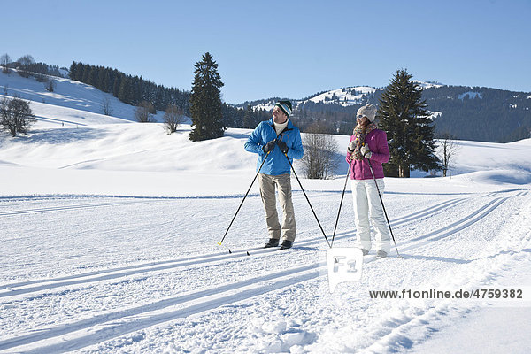 Paar macht Skilanglauf  Tannheimer Tal  Tirol  Österreich