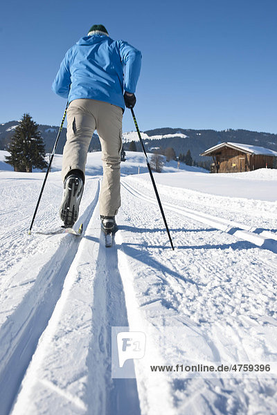 Mann macht Skilanglauf  Tannheimer Tal  Tirol  Österreich