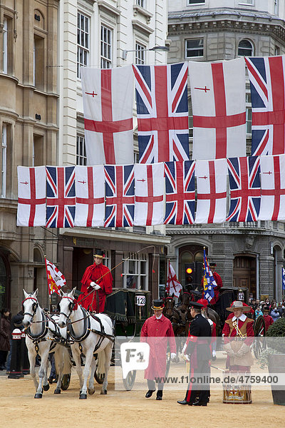 Pferde  Kutsche und Fahnen  Lord Mayor's Show  City of London  London  England  Großbritannien  Europa