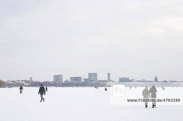 Spaziergänger auf der zugefrorenen Alster  Hamburg  Deutschland  Europa