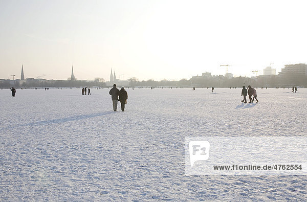 Spaziergänger auf der zugefrorenen Alster  Außenalster  Hamburg  Deutschland  Europa