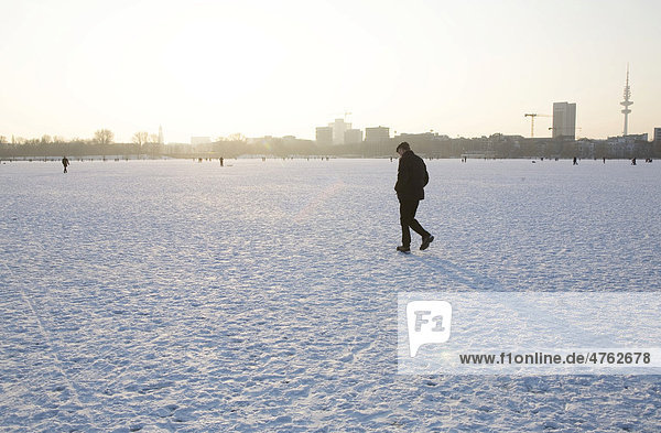 Spaziergänger auf der zugefrorenen Außenalster  Alster  in der Abendsonne  Hamburg  Deutschland  Europa