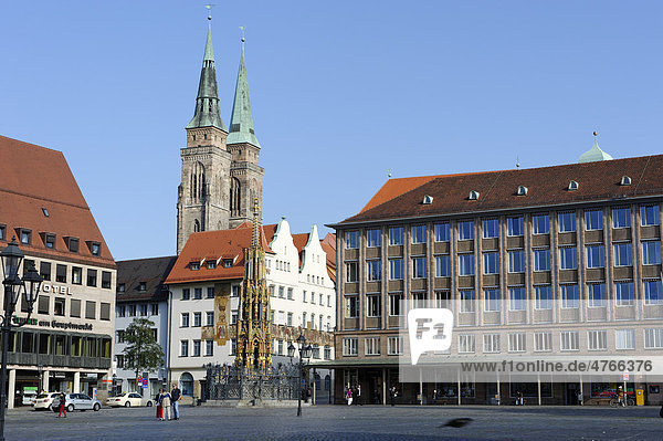 Hauptmarkt mit Schönem Brunnen und Sebalduskirche  Nürnberg  Mittelfranken  Franken  Bayern  Deutschland  Europa