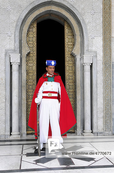 Wache in traditioneller Uniform vor dem Tor Mausoleum Mohammed V und Hassan II  Rabat  Marokko  Afrika