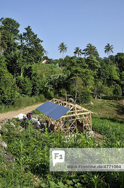Rohbau eines erdbebensicheren Fachwerkhauses  das eine deutsche Hilfsorganisation Opfern des Erdbebens im Januar 2010 zur Verfügung stellt  Dorf Coq Chante nahe Jacmel  Haiti  Karibik  Zentralamerika