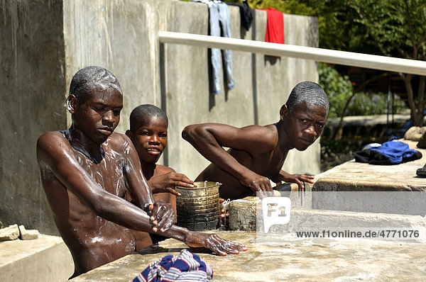 Straßenkinder waschen sich  Salesianerprojekt Lakay  Das Haus  im Stadtteil La Saline  Port au Prince  Haiti  Zentralamerika
