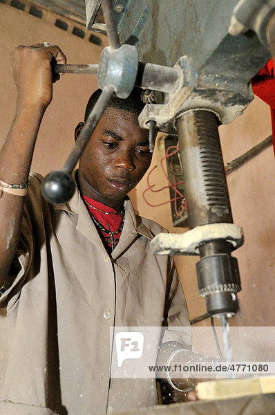 Jugendlicher an einer Bohrmaschine  in einem Ausbildungskurs  Schreinerei  für Jugendliche aus dem Armenviertel Cite Soleil teil  Salesianerprojekt Lakay  Das Haus  im Stadtteil La Saline  Port au Prince  Haiti  Zentralamerika