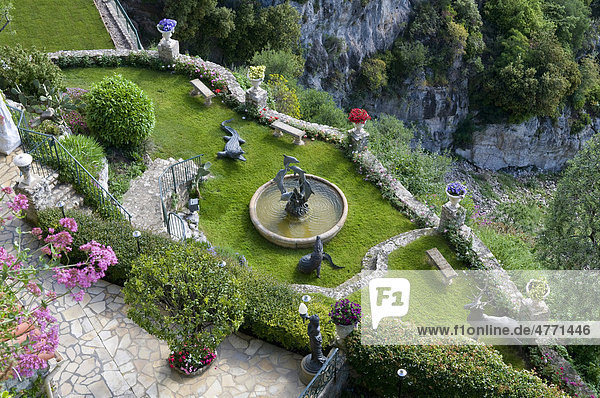Terrassengarten mit Tierskulpturen und Brunnen  Eze  Französisch Riviera  Alpes-Maritimes  Provence  Frankreich  Europa