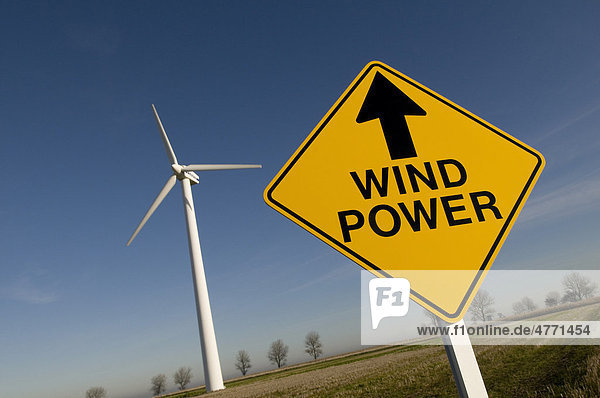 Wind power  Windkraft  Schild  und Windturbine  England  Großbritannien  Europa