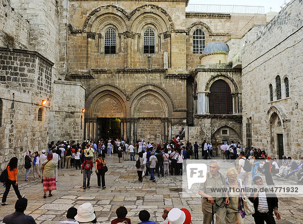 Tourists in front of the Church of the Holy Sepulchre  Jerusalem  Israel  Middle East  Southwest Asia
