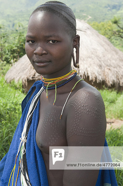Junge Surma Frau vor ihrem Dorf  Kibish  Omo-Tal  Äthiopien  Afrika