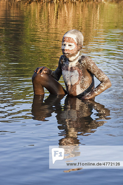 Surma Junge mit Gesichtsbemalung und Körperbemalung im Wasser Kibish Omo-Tal Äthiopien Afrika